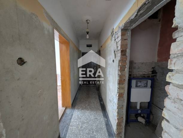 ЕКСКЛУЗИВНО! Етаж от къща за продажба в кв. Басейна, гр. Шумен