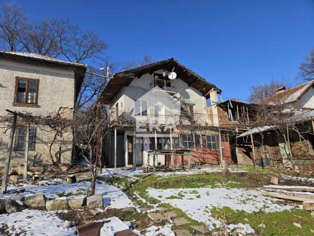 ЕКСКЛУЗИВНО! ЕРА ОСЪМ Ловеч предлага двуетажна къща с двор в с. Изворче, Ловешка Област