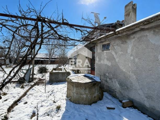 Парцел с къща и допълнителни постройки в с. Ново село