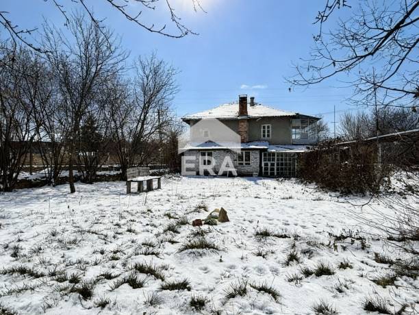 Парцел с къща и допълнителни постройки в с. Ново село