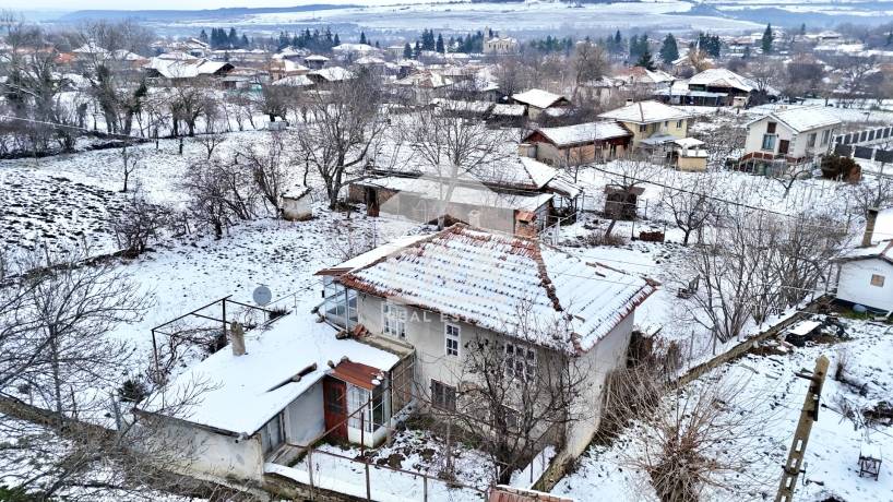 Парцел с къща и допълнителни постройки в с. Ново село