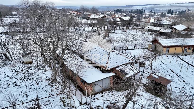 Парцел с къща и допълнителни постройки в с. Ново село