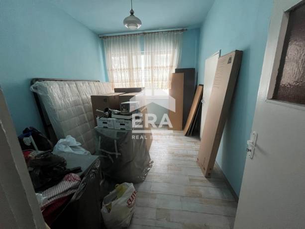 Тристаен тухлен апартамент за продажба, с отделна кухня и 5 сервизни помещения, в района на Червен площад, Варна