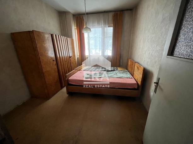 Тристаен тухлен апартамент за продажба, с отделна кухня и 5 сервизни помещения, в района на Червен площад, Варна