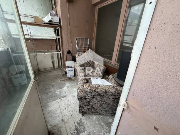 Тристаен тухлен апартамент за продажба, с отделна кухня и 5 сервизни помещения, в района на Червен площад, Варна