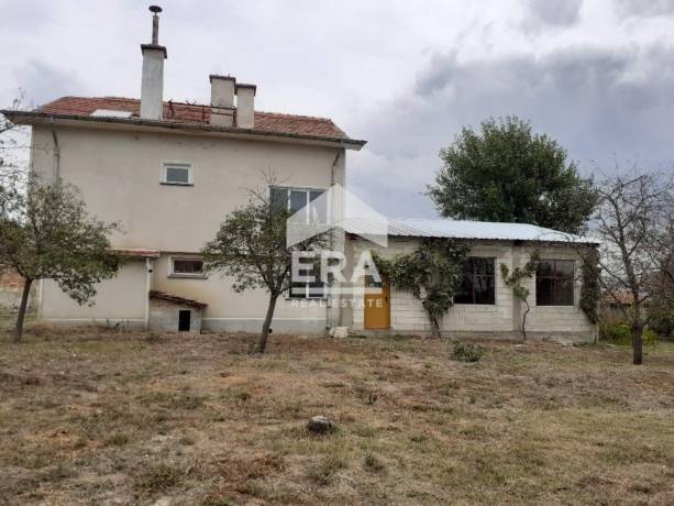 Жилищна сграда с гараж и постройки за продажба в кв. Мътница, гр. Шумен