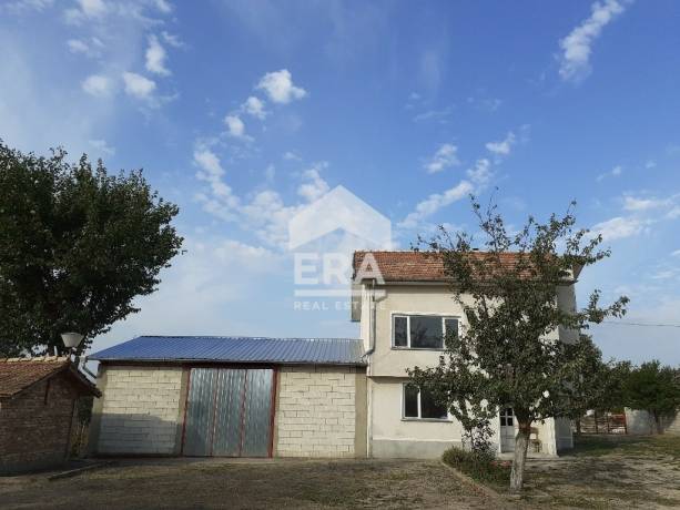 Жилищна сграда с гараж и постройки за продажба в кв. Мътница, гр. Шумен
