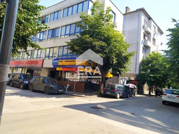 Четиристаен тухлен апартамент за продажба, в идеален център, Варна, на 50 м от хотел Черно море и главната пешеходна зона