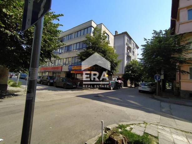 Четиристаен тухлен апартамент за продажба, в идеален център, Варна, на 50 м от хотел Черно море и главната пешеходна зона