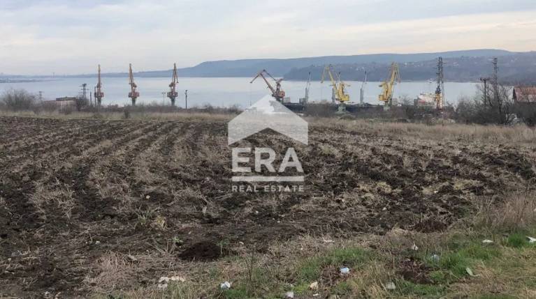 Промишлен парцел в района на село Езерово област Варна