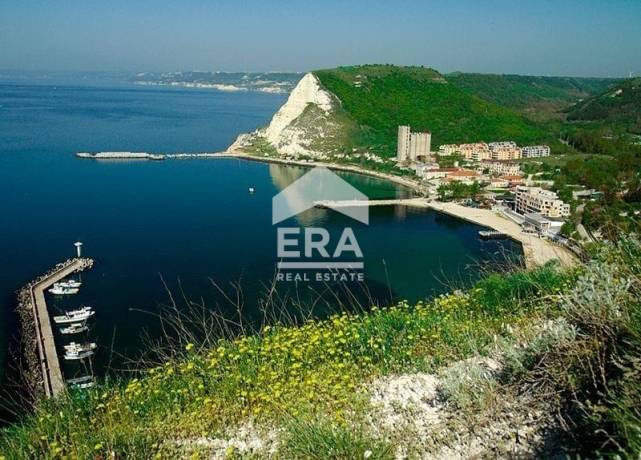 Парцел за продажба с отличен достъп и комуникации в с. Божурец.