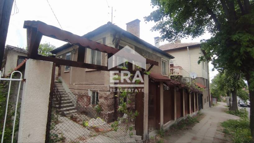 ЕРА Надежда продава къща с двор над автогарата в гр. Перник