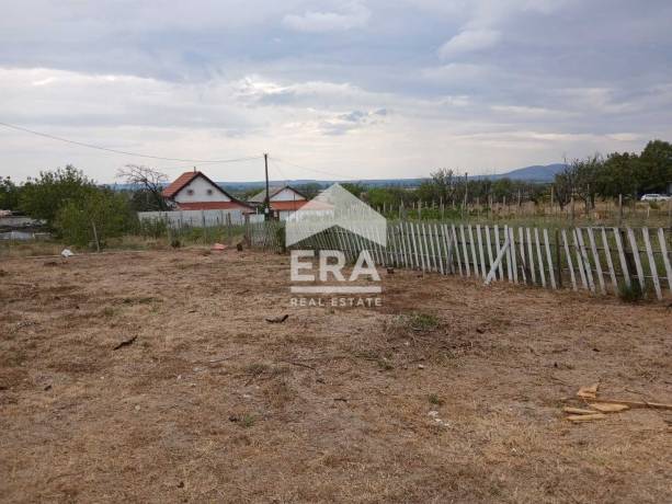 Само в ERA продаваме равен парцел с постройка