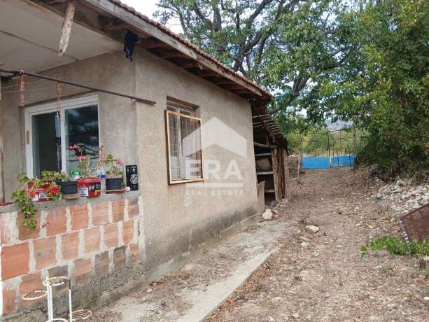 Само в ERA продаваме равен парцел с постройка