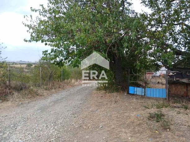 Само в ERA продаваме равен парцел с постройка