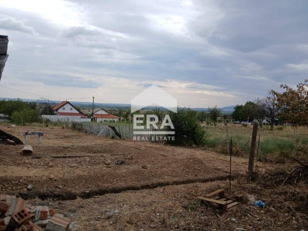 Само в ERA продаваме равен парцел с постройка