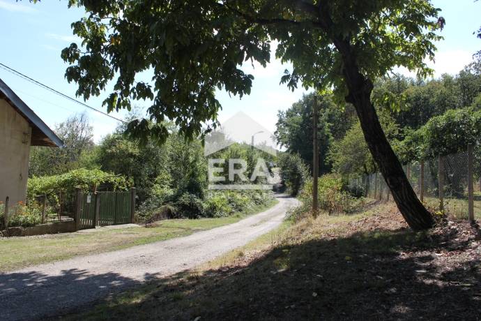 ЕКСКЛУЗИВНО! ЕРА ОСЪМ предлага за продажба парцел в регулацията на село Изворче, община Ловеч