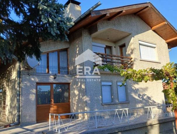 Ексклузивно в ERA продаваме двуетажна къща с голям двор!
