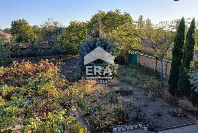 Ексклузивно в ERA продаваме двуетажна къща с голям двор!