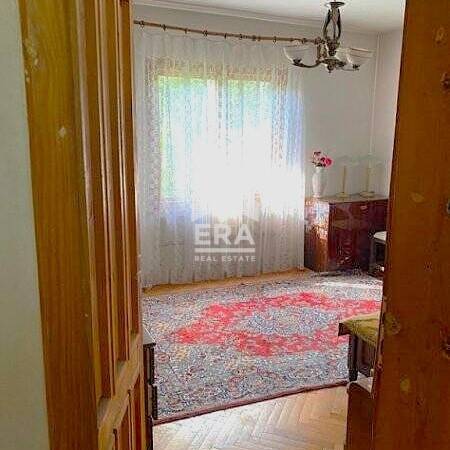 Триетажна къща с двор и два гаража в кв. „Каменни“, гр. Хасково!