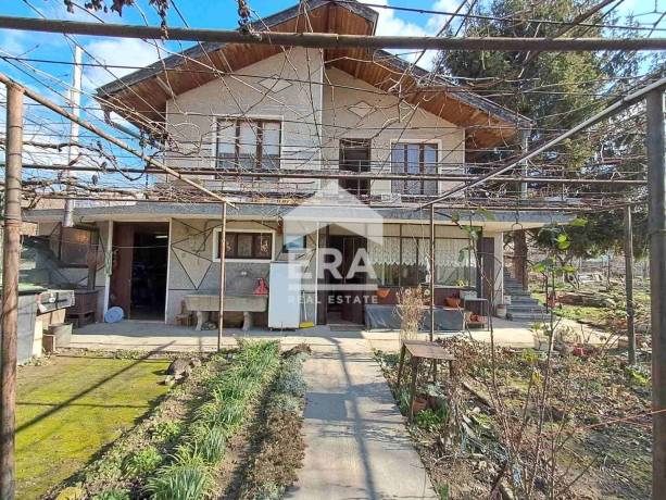 Двуетажна тухлена къща за продажба, с двор, складови постройки и таванско помещение, в близост до Кметството на с. Константиново, обл. Варна
