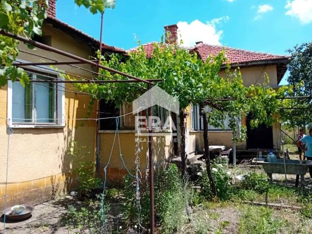 ЕРА Фаворит продава ексклузивно къща с двор в с. Медковец, общ. Монтана