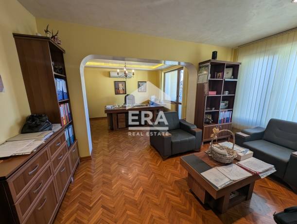 ЕКСКЛУЗИВНО Апартамент/ Офис за продажба на комуникативно място Център, гр. Шумен