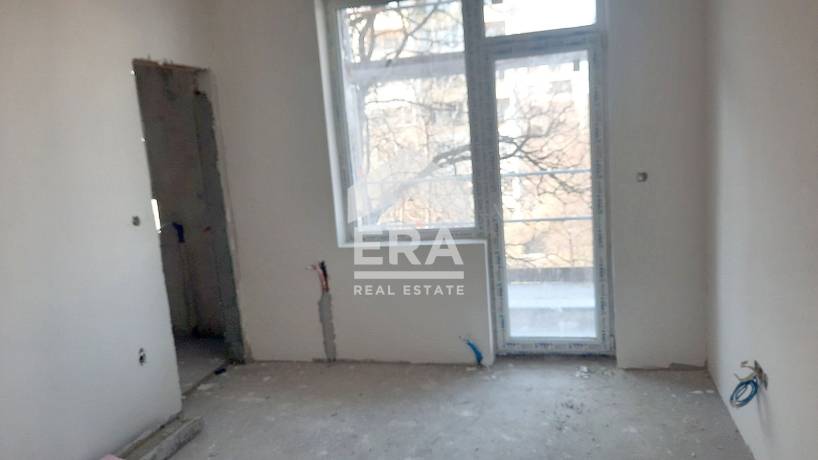 ERA Фамилия продава четиристаен апартамент ново строителство в кв. Лагера