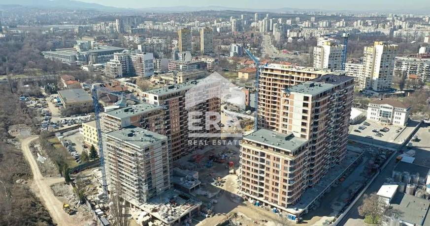 Четиристаен апартамент с гледка към планина Витоша в жилищен комплекс до парк "Възраждане"