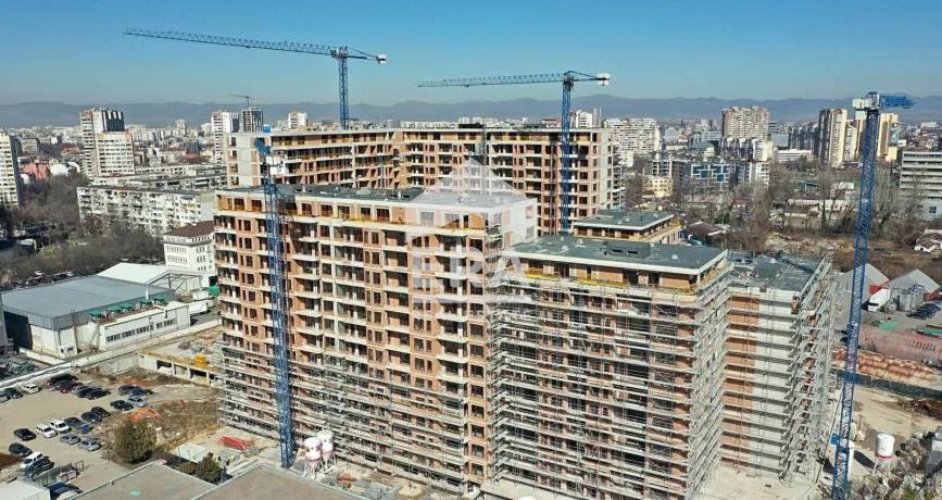 Четиристаен апартамент с гледка към планина Витоша в жилищен комплекс до парк "Възраждане"