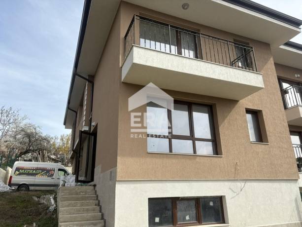 Двуетажна газифицирана къща със сутерен и таван за продажба с Акт 16, на 150 м. от бул."Трети март", местност "Кочмар", Варна