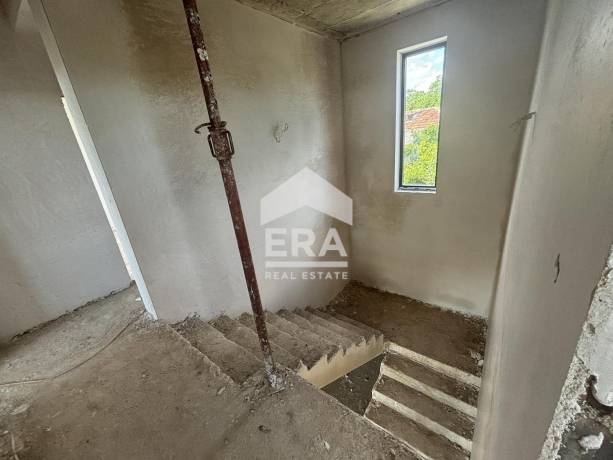 Двуетажна новострояща се къща с Акт 15 за продажба, с двор и паркомясто, юг/изток, в м-т Евксиноград, Варна