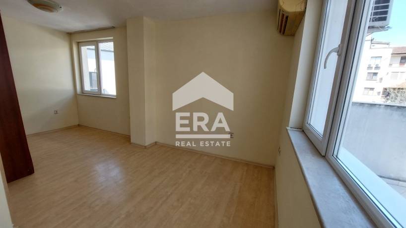 Тристаен апартамент за продажба в кв. ЛК Тракия, Варна