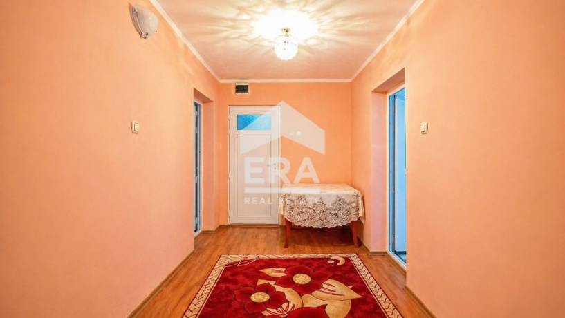ЕКСКЛУЗИВНО! ЕРА ИмотиТе предлага за продажба ЕТАЖ ОТ КЪЩА, с тухлен ГАРАЖ, Център, гр. Омуртаг, общ. Търговище.