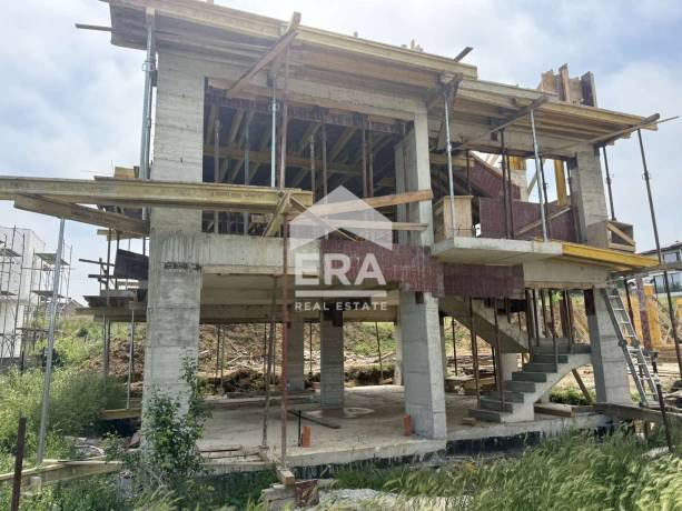 Триетажна новострояща се къща за продажба, с двор и морска панорама, в кв. Виница, Варна, на 500 м от Макао