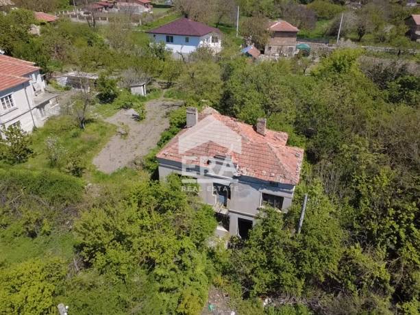 Стара тухлена къща с голям двор и стопански постройки за продажба в село Аврен, област Варна