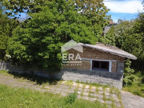 Стара тухлена къща с голям двор и стопански постройки за продажба в село Аврен, област Варна