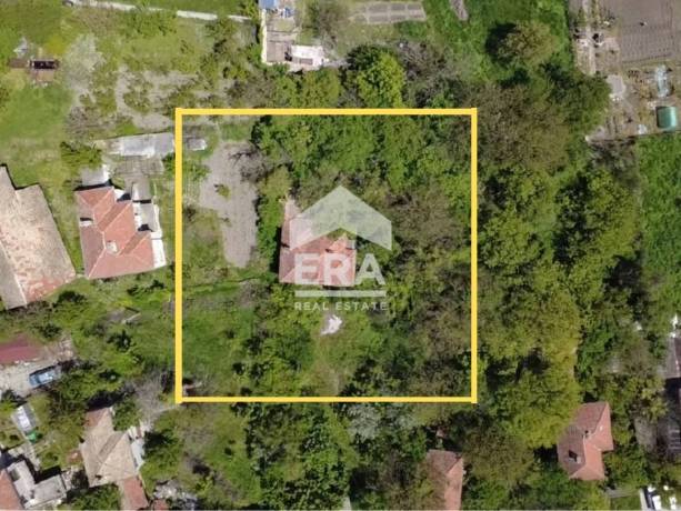Стара тухлена къща с голям двор и стопански постройки за продажба в село Аврен, област Варна