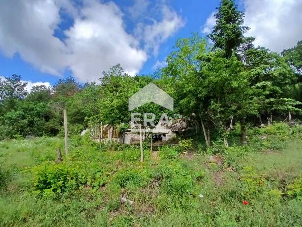 Ексклузивна къща за ремонт за продажба в село Кипра, област Варна