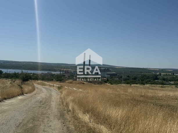 Нива за продажба в Езерово, област Варна