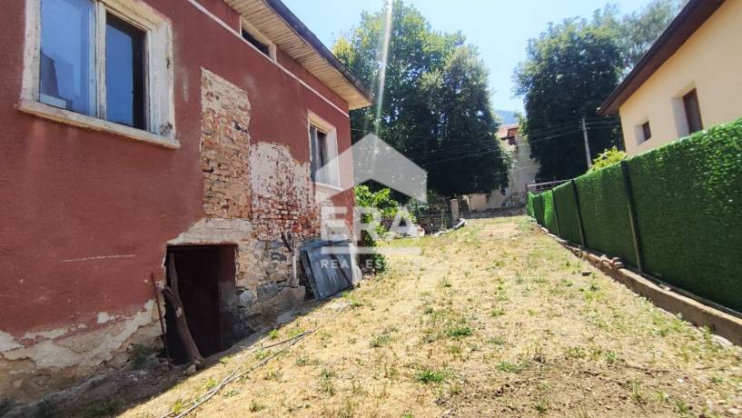 Къща с голям двор в село Овчарци