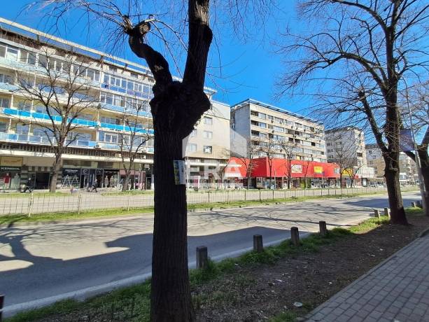 Ексклузивен партерен магазин под наем, с голяма витрина на бул. Владислав Варненчик, район Образцов дом, Варна