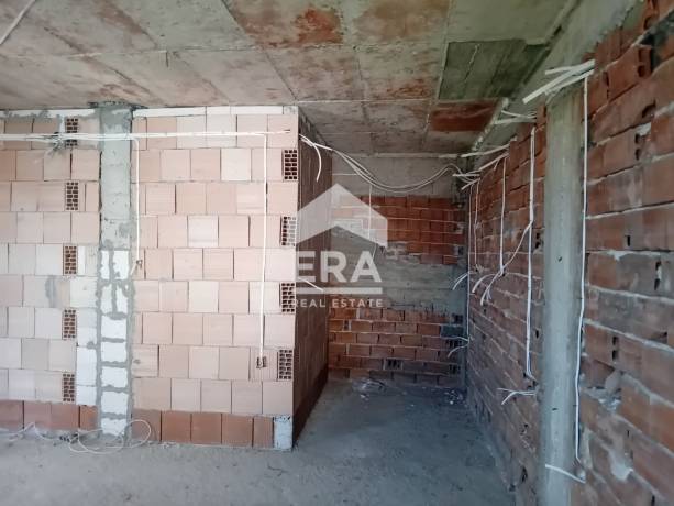 ЕРА Сити Център продава тристаен апартамент в сграда ново строителство в "Казански-изток"