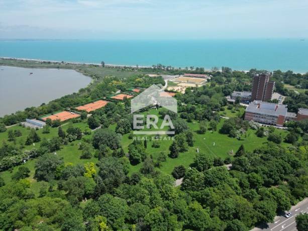 Тристаен апартамент за продажба в кв. Лазур, Бургас
