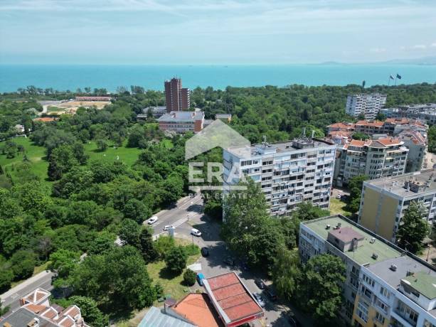 Тристаен апартамент за продажба в кв. Лазур, Бургас