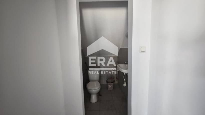 ЕРА ИмотиТе предлага ПОД НАЕМ Търговско помещение, на основен булевард, Вароша, гр. Търговище.