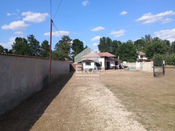 ЕКСКЛУЗИВНО! Обзаведена едноетажна къща с басейн, в кв."Рилци" гр. Добрич за продажба, с РЗП 90 кв.м и дворно място 1253 кв.м