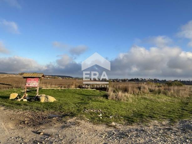Парцел с морска панорама, разположен в близост до главен път Варна - Кичево