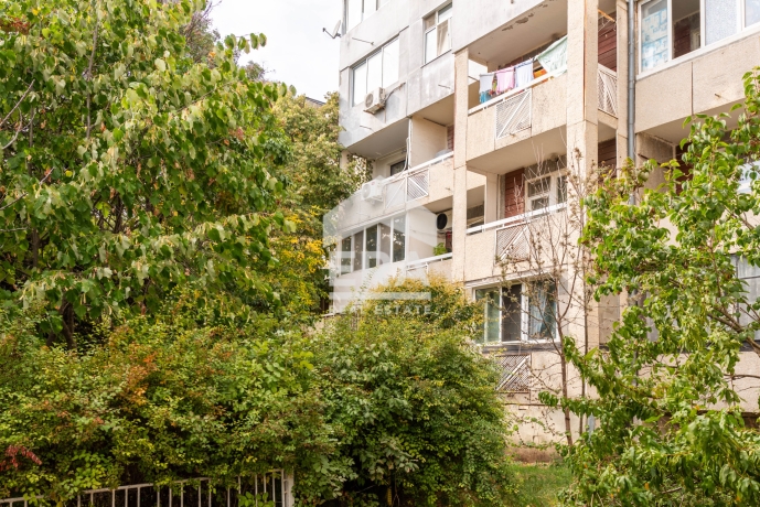 Тристаен апартамент за продажба в кв. Възраждане 4, Варна