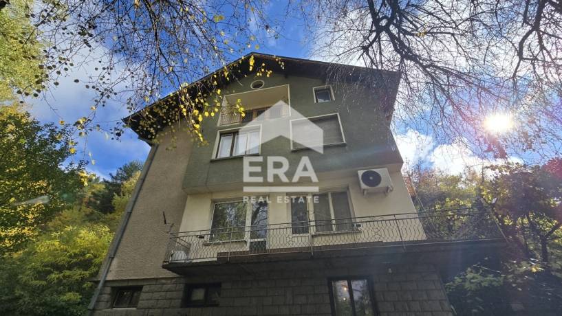 ЕРА Надежда продава масивна, тухлена къща с голям двор в с. Мърчаево, гр. София